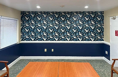 Adding personality to the room with stunning wallpaper installation Adding personality to the room with stunning wallpaper installation